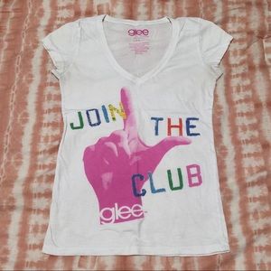 “glee” White V-Neck Graphic Tee